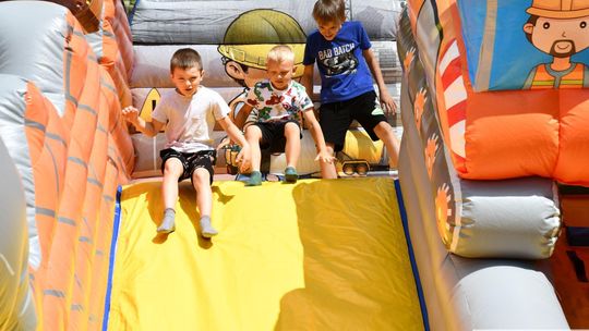 Radosny festyn rodzinny w Krasnymstawie! Ogród sensoryczny oficjalnie otwarty [GALERIA ZDJĘĆ]