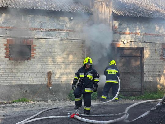 Gm. Urszulin. Pożar obory w Sękowie. Akcja strażaków trwała dwie godziny [ZDJĘCIA]