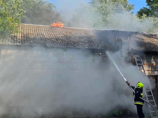 Gm. Urszulin. Pożar obory w Sękowie. Akcja strażaków trwała dwie godziny [ZDJĘCIA]