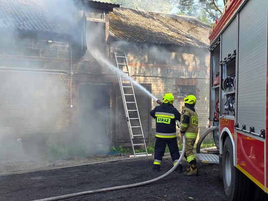 Gm. Urszulin. Pożar obory w Sękowie. Akcja strażaków trwała dwie godziny [ZDJĘCIA]