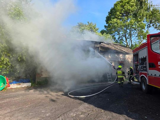Gm. Urszulin. Pożar obory w Sękowie. Akcja strażaków trwała dwie godziny [ZDJĘCIA]