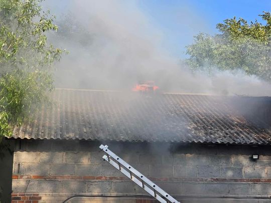 Gm. Urszulin. Pożar obory w Sękowie. Akcja strażaków trwała dwie godziny [ZDJĘCIA]