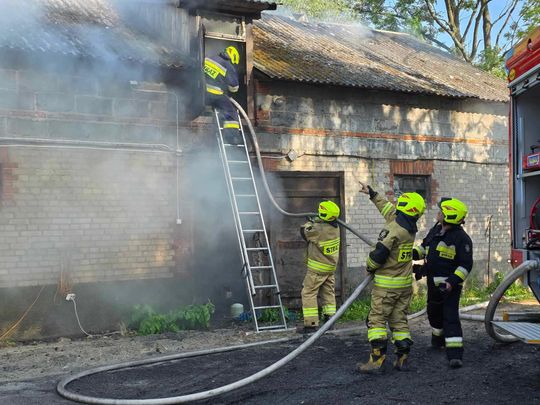 Gm. Urszulin. Pożar obory w Sękowie. Akcja strażaków trwała dwie godziny [ZDJĘCIA]