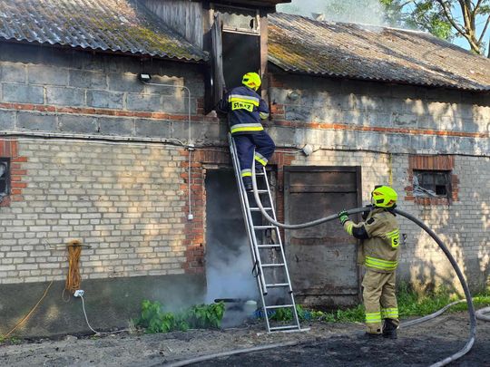 Gm. Urszulin. Pożar obory w Sękowie. Akcja strażaków trwała dwie godziny [ZDJĘCIA]