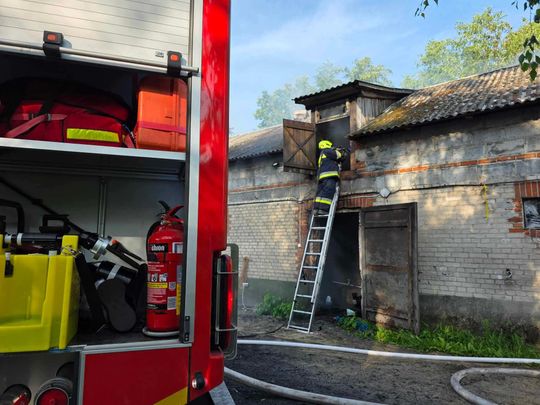 Gm. Urszulin. Pożar obory w Sękowie. Akcja strażaków trwała dwie godziny [ZDJĘCIA]