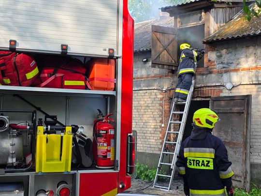Gm. Urszulin. Pożar obory w Sękowie. Akcja strażaków trwała dwie godziny [ZDJĘCIA]
