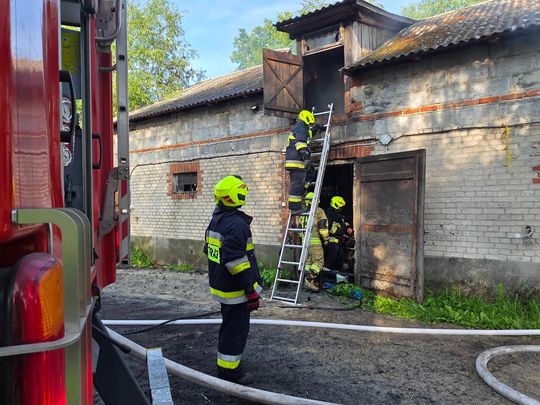 Gm. Urszulin. Pożar obory w Sękowie. Akcja strażaków trwała dwie godziny [ZDJĘCIA]