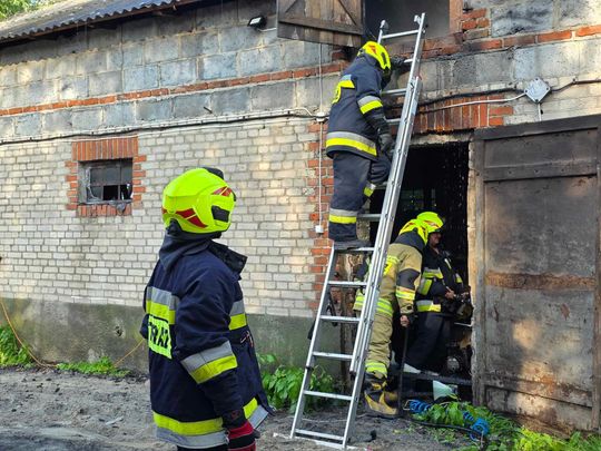 Gm. Urszulin. Pożar obory w Sękowie. Akcja strażaków trwała dwie godziny [ZDJĘCIA]