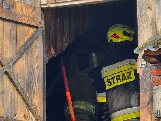 Gm. Urszulin. Pożar obory w Sękowie. Akcja strażaków trwała dwie godziny [ZDJĘCIA]