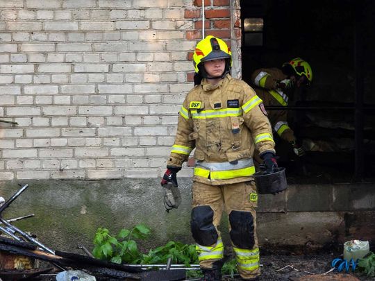 Gm. Urszulin. Pożar obory w Sękowie. Akcja strażaków trwała dwie godziny [ZDJĘCIA]