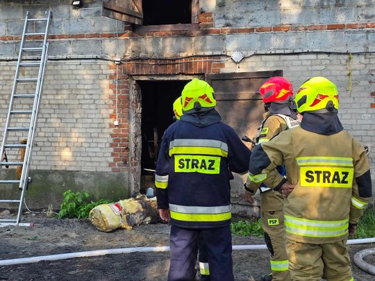 Gm. Urszulin. Pożar obory w Sękowie. Akcja strażaków trwała dwie godziny [ZDJĘCIA]