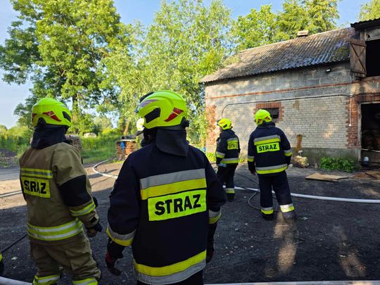 Gm. Urszulin. Pożar obory w Sękowie. Akcja strażaków trwała dwie godziny [ZDJĘCIA]