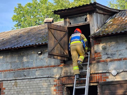 Gm. Urszulin. Pożar obory w Sękowie. Akcja strażaków trwała dwie godziny [ZDJĘCIA]