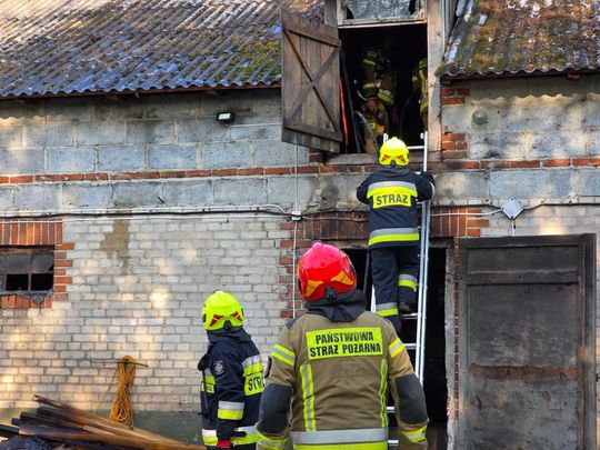 Gm. Urszulin. Pożar obory w Sękowie. Akcja strażaków trwała dwie godziny [ZDJĘCIA]