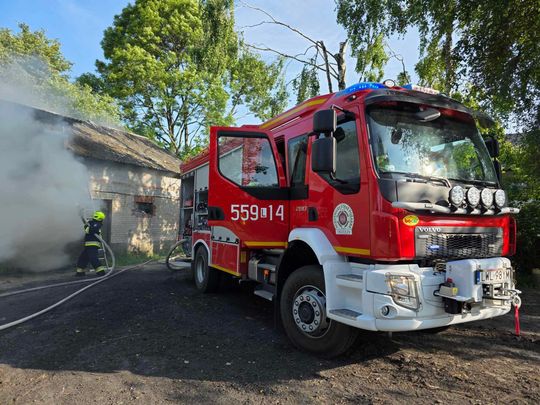 Gm. Urszulin. Pożar obory w Sękowie. Akcja strażaków trwała dwie godziny [ZDJĘCIA]