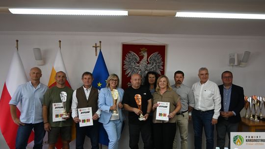 Pow. krasnostawski. Puchary i dyplomy za współzawodnictwo sportowe [GALERIA ZDJĘĆ]