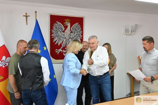 Pow. krasnostawski. Puchary i dyplomy za współzawodnictwo sportowe [GALERIA ZDJĘĆ]