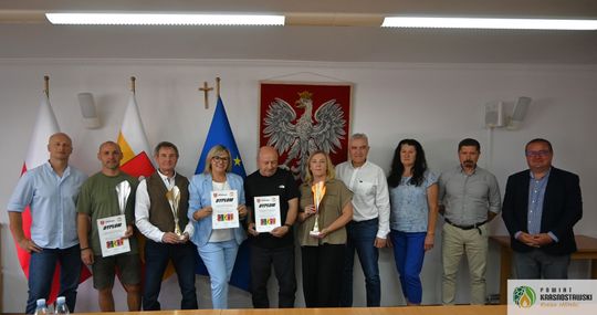 Pow. krasnostawski. Puchary i dyplomy za współzawodnictwo sportowe [GALERIA ZDJĘĆ]