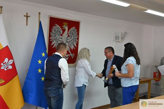 Pow. krasnostawski. Puchary i dyplomy za współzawodnictwo sportowe [GALERIA ZDJĘĆ]