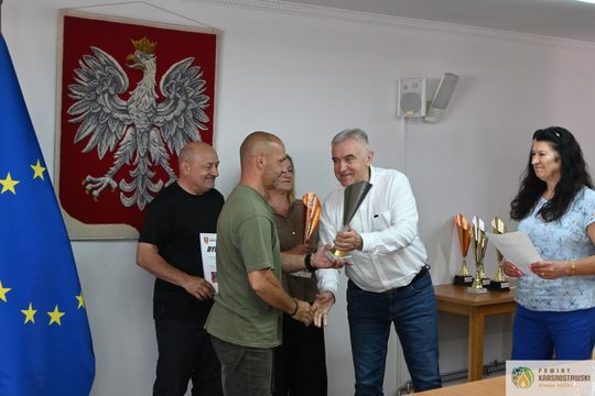 Pow. krasnostawski. Puchary i dyplomy za współzawodnictwo sportowe [GALERIA ZDJĘĆ]