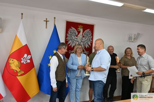 Pow. krasnostawski. Puchary i dyplomy za współzawodnictwo sportowe [GALERIA ZDJĘĆ]
