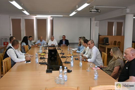 Pow. krasnostawski. Puchary i dyplomy za współzawodnictwo sportowe [GALERIA ZDJĘĆ]