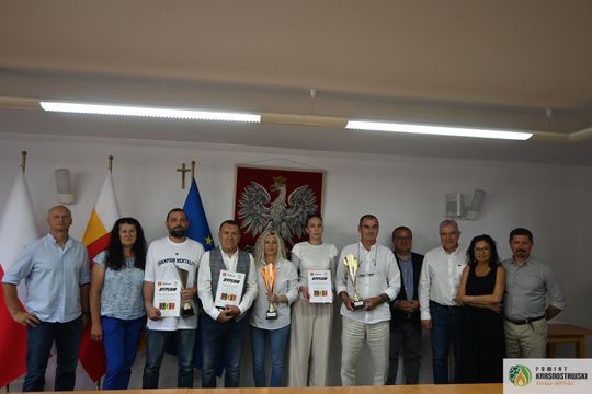 Pow. krasnostawski. Puchary i dyplomy za współzawodnictwo sportowe [GALERIA ZDJĘĆ]