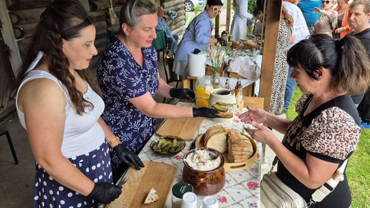 Dzień Rodziny w klimacie PRL w Warsztacie Terapii Zajęciowej Caritas [GALERIA ZDJĘĆ]