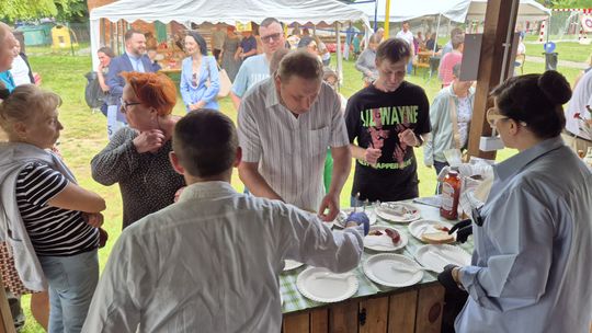 Dzień Rodziny w klimacie PRL w Warsztacie Terapii Zajęciowej Caritas [GALERIA ZDJĘĆ]