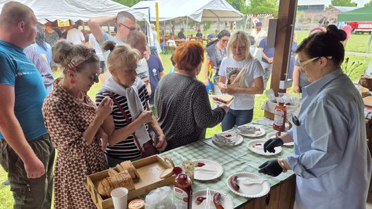 Dzień Rodziny w klimacie PRL w Warsztacie Terapii Zajęciowej Caritas [GALERIA ZDJĘĆ]