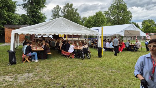 Dzień Rodziny w klimacie PRL w Warsztacie Terapii Zajęciowej Caritas [GALERIA ZDJĘĆ]