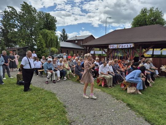 Dzień Rodziny w klimacie PRL w Warsztacie Terapii Zajęciowej Caritas [GALERIA ZDJĘĆ]