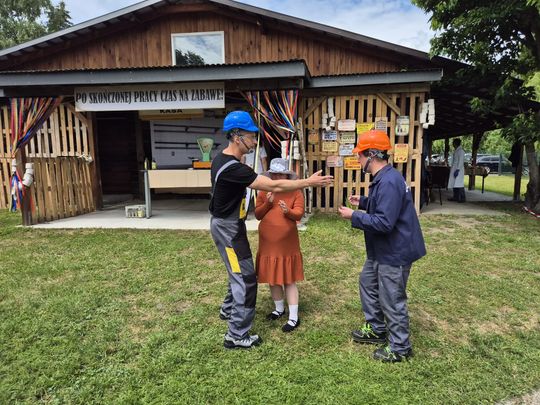 Dzień Rodziny w klimacie PRL w Warsztacie Terapii Zajęciowej Caritas [GALERIA ZDJĘĆ]