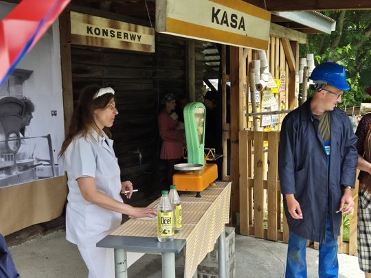 Dzień Rodziny w klimacie PRL w Warsztacie Terapii Zajęciowej Caritas [GALERIA ZDJĘĆ]