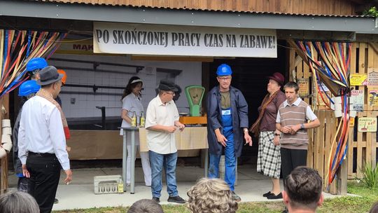 Dzień Rodziny w klimacie PRL w Warsztacie Terapii Zajęciowej Caritas [GALERIA ZDJĘĆ]