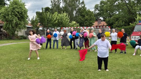 Dzień Rodziny w klimacie PRL w Warsztacie Terapii Zajęciowej Caritas [GALERIA ZDJĘĆ]