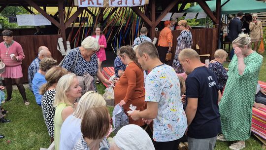 Dzień Rodziny w klimacie PRL w Warsztacie Terapii Zajęciowej Caritas [GALERIA ZDJĘĆ]