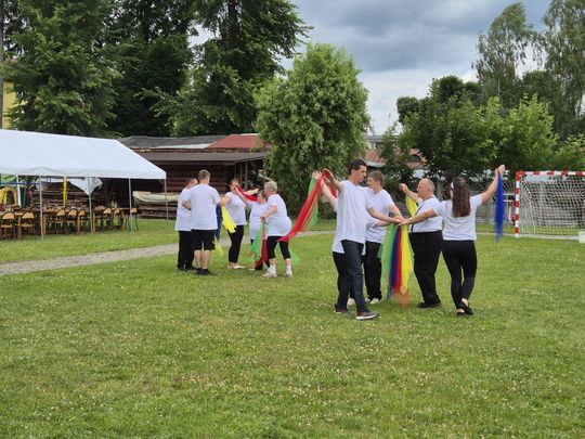 Dzień Rodziny w klimacie PRL w Warsztacie Terapii Zajęciowej Caritas [GALERIA ZDJĘĆ]