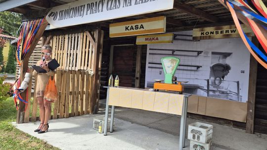 Dzień Rodziny w klimacie PRL w Warsztacie Terapii Zajęciowej Caritas [GALERIA ZDJĘĆ]