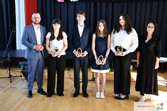 Publiczna Szkoła Podstawowa nr 4 w Krasnymstawie pożegnała absolwentów [GALERIA ZDJĘĆ]