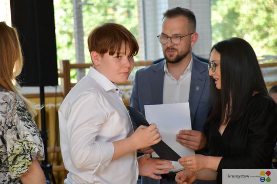 Publiczna Szkoła Podstawowa nr 4 w Krasnymstawie pożegnała absolwentów [GALERIA ZDJĘĆ]