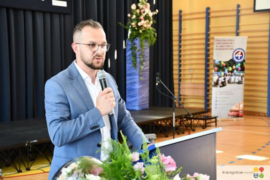 Publiczna Szkoła Podstawowa nr 4 w Krasnymstawie pożegnała absolwentów [GALERIA ZDJĘĆ]