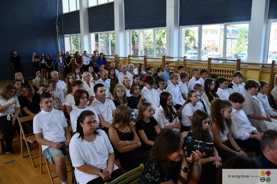 Publiczna Szkoła Podstawowa nr 4 w Krasnymstawie pożegnała absolwentów [GALERIA ZDJĘĆ]