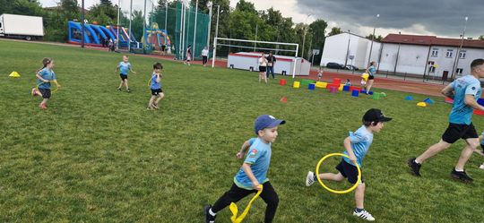 Chełm. Wielki Finał Akademii Sportu AS na stadionie przy II LO! Dużo zabawy i radości! [GALERIA ZDJĘĆ]