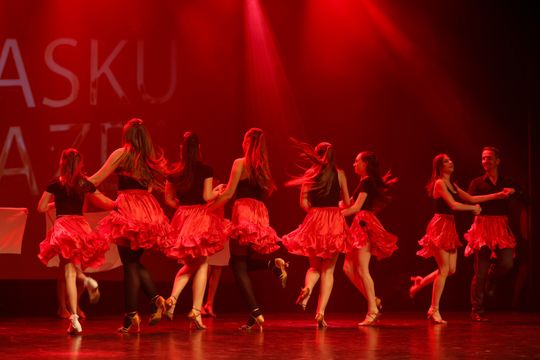 Koncert „W Blasku Gwiazd” w Chełmskim Domu Kultury. TAKT Chełm zakończył rok [GALERIA ZDJĘĆ]