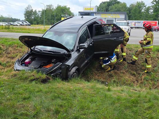 70-latka wjechała KIA do rowu w Urszulinie. Na szczęście nikt nie ucierpiał [ZDJĘCIA]