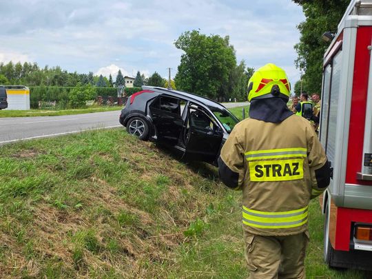 70-latka wjechała KIA do rowu w Urszulinie. Na szczęście nikt nie ucierpiał [ZDJĘCIA]