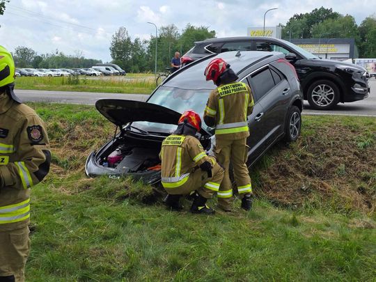 70-latka wjechała KIA do rowu w Urszulinie. Na szczęście nikt nie ucierpiał [ZDJĘCIA]