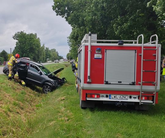 70-latka wjechała KIA do rowu w Urszulinie. Na szczęście nikt nie ucierpiał [ZDJĘCIA]