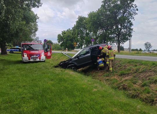 70-latka wjechała KIA do rowu w Urszulinie. Na szczęście nikt nie ucierpiał [ZDJĘCIA]